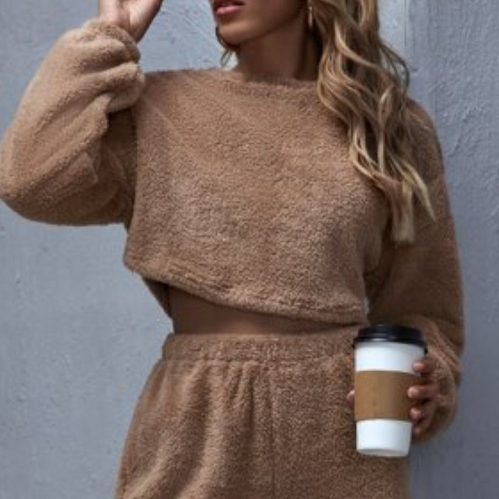 CASUAL DOLLZ Cropped Pullover & High-Rise Joggers - Picture 6 of 8